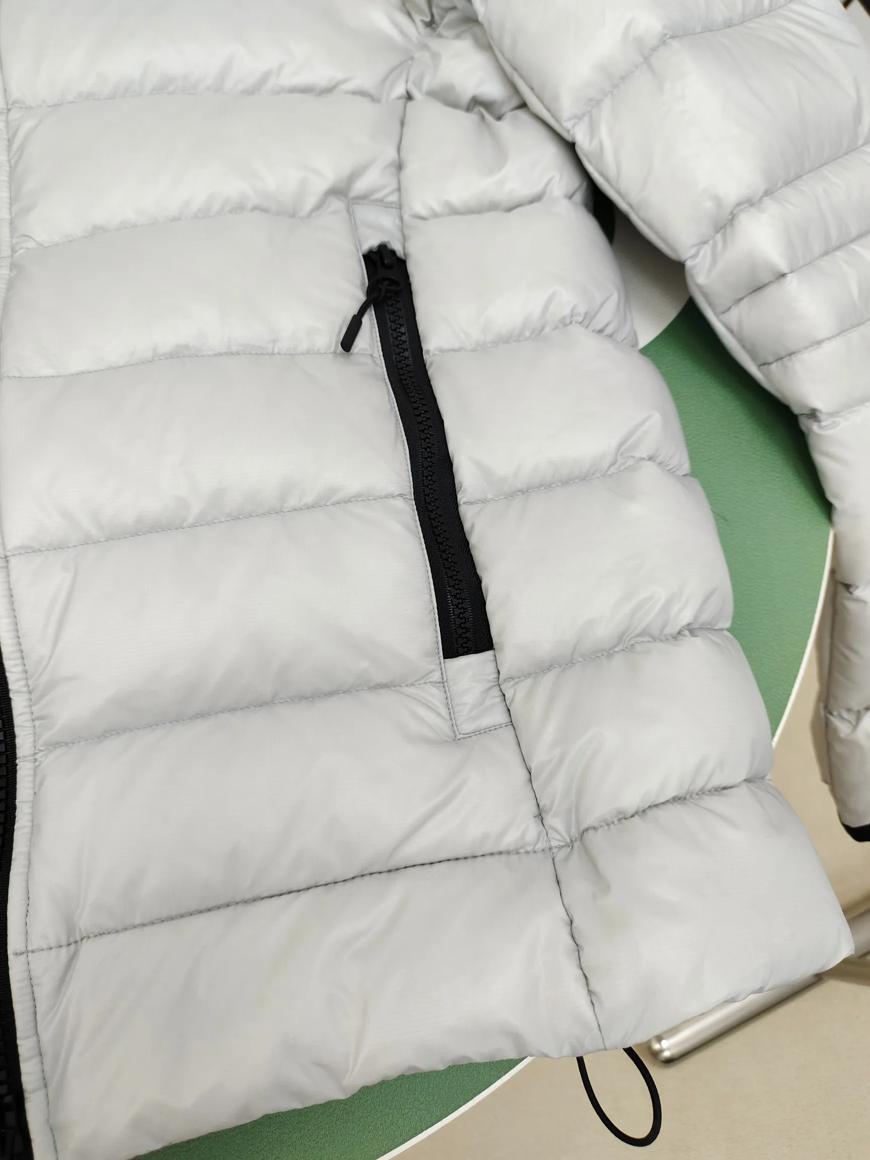 P860 ————2227MB model (high version) Canada goose Crofton hooded down jacket, this is a down jacket suitable for late autumn and early winter: on cold, rainy mornings, it can be used as a layer of warmth inside the rainproof jacket, and can be worn alone in the late autumn and early winter with a little bit of coolness. Filled with white duck down. The Crofton Hooded Jacket is a versatile, lightweight and versatile piece that even packs itself in for easy transport. The inner layer has removable elastic straps, making the jacket easy to carry on the shoulder and hands-free. 2 zippered hand pockets with fleece fabric on the knuckle side for softness and warmth. Color: black with black label, black with red label, ocean blue, superoxide blue, silver birch red label, silver birch black label Size: XS-2XL